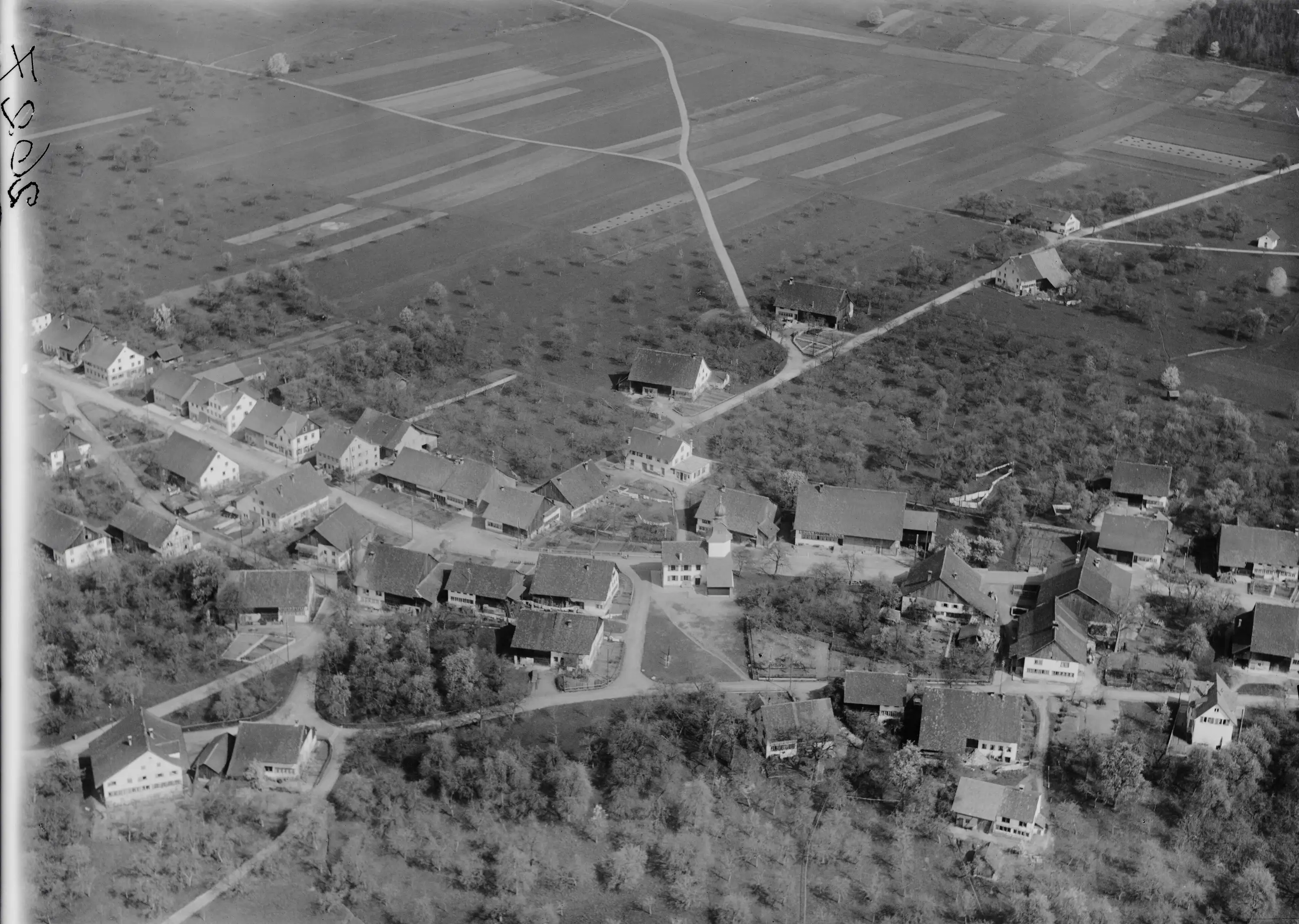 Hegnau from 200 m, 1920: among the first photographs of the village from the air. Farmhouses along the village street, orchards and strip fields