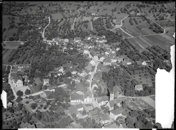 Igis near Landquart (Graubünden), low-level aerial view, 1 September 1947, with the Reformed church and churchyard at lower right