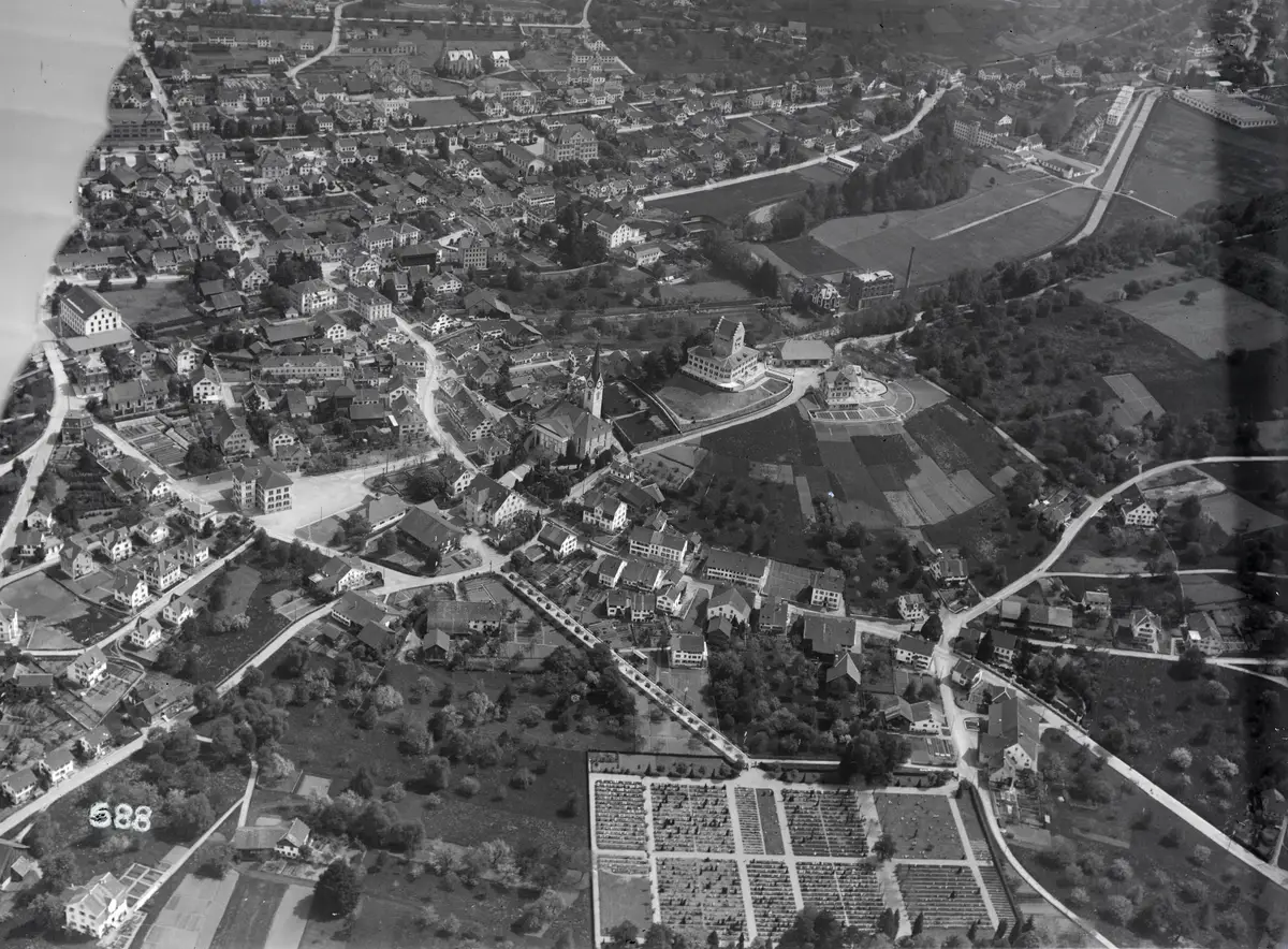 Uster from the air, 1919: the town with its Reformed church and Uster castle (the photograph's own title: "Uster, Kirche, Schloss Uster")